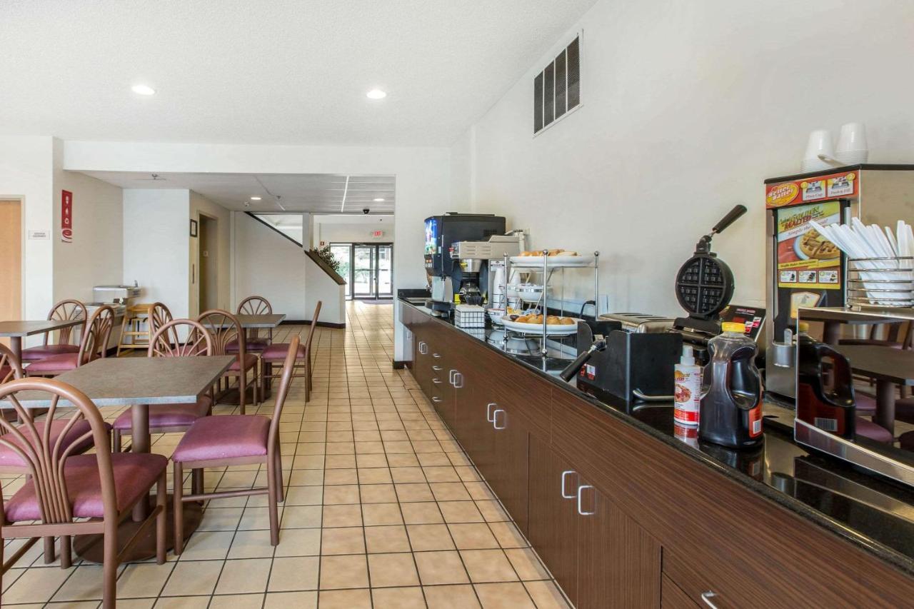 Econo Lodge Inn & Suites Peoria Illinois Экстерьер фото