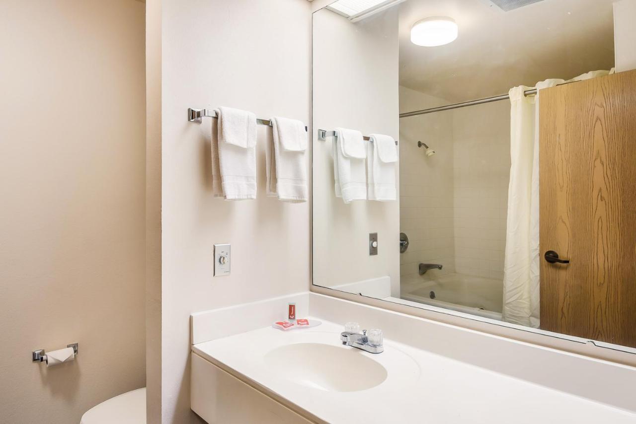 Econo Lodge Inn & Suites Peoria Illinois Экстерьер фото
