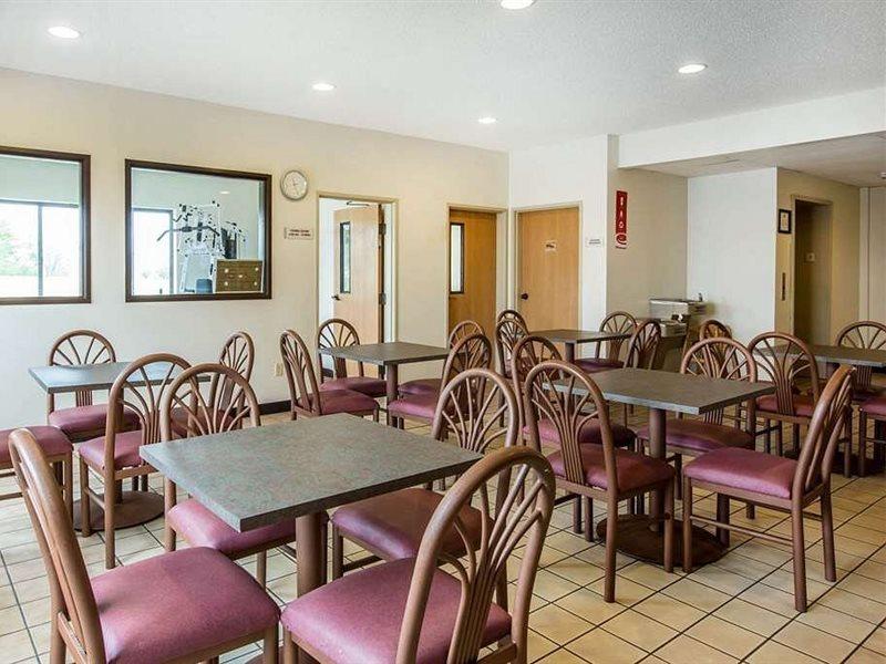 Econo Lodge Inn & Suites Peoria Illinois Экстерьер фото
