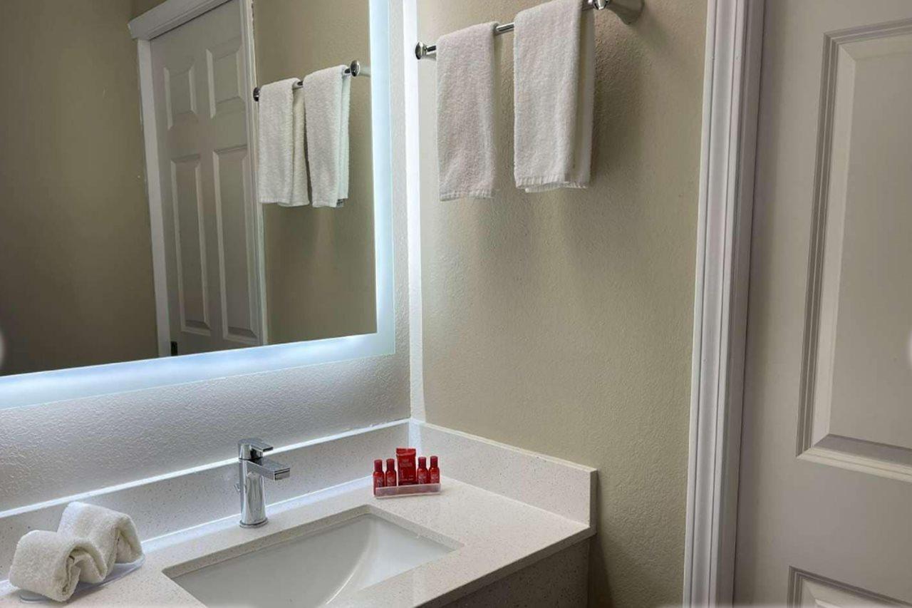 Econo Lodge Inn & Suites Peoria Illinois Экстерьер фото