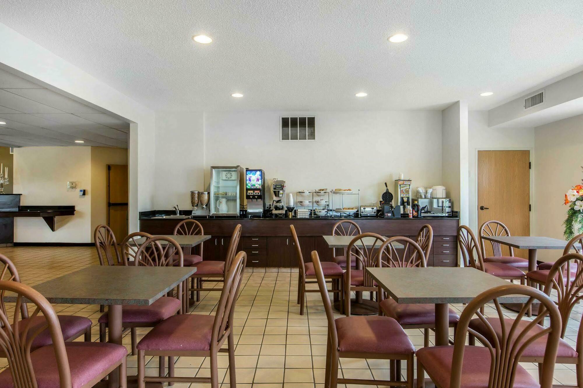 Econo Lodge Inn & Suites Peoria Illinois Экстерьер фото